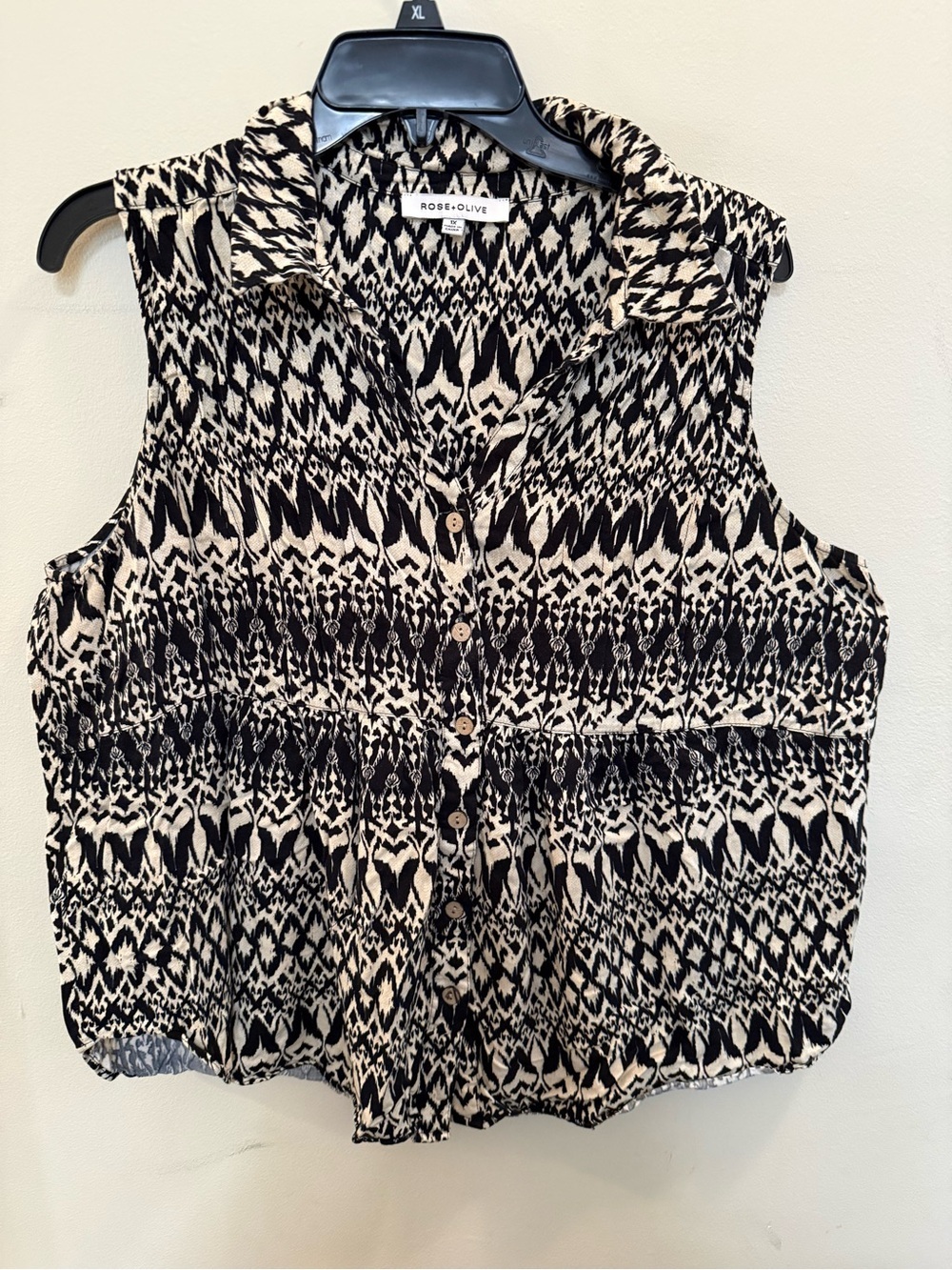 Rose & Olive Boho Print Collared Sleeveless Blouse 1X Plus Tan & Black Pleated